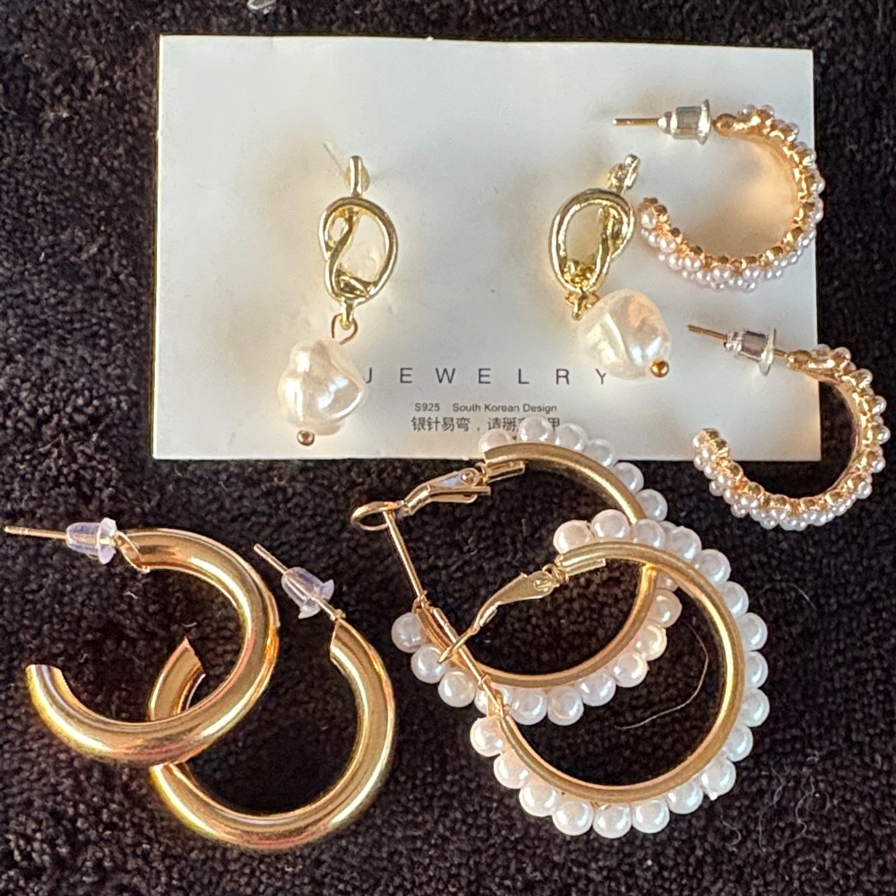 Chic Gold and Pearl Earring Set